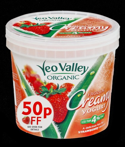 Yeo Valley organic frozen creamy yogurt  : less than 4% fat : a delicious low fat strawberry dessert / Yeo Valley Farms (Production) Ltd.