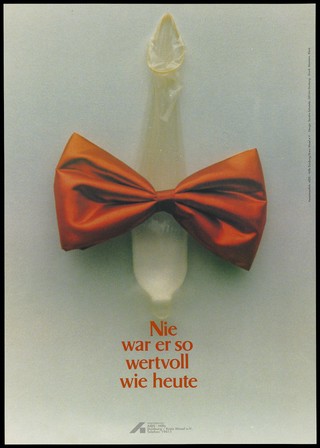 A stretched condom wearing a red bow tie; advertising the AIDS-Hilfe Duisberg/Kreis Wesel e.V. Colour lithograph by Sandra Schweda.
