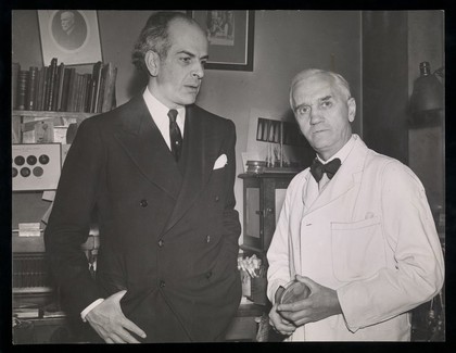 Jaime Jaramillo Arango (left) and Sir Alexander Fleming (right). Photograph, 195- (?).