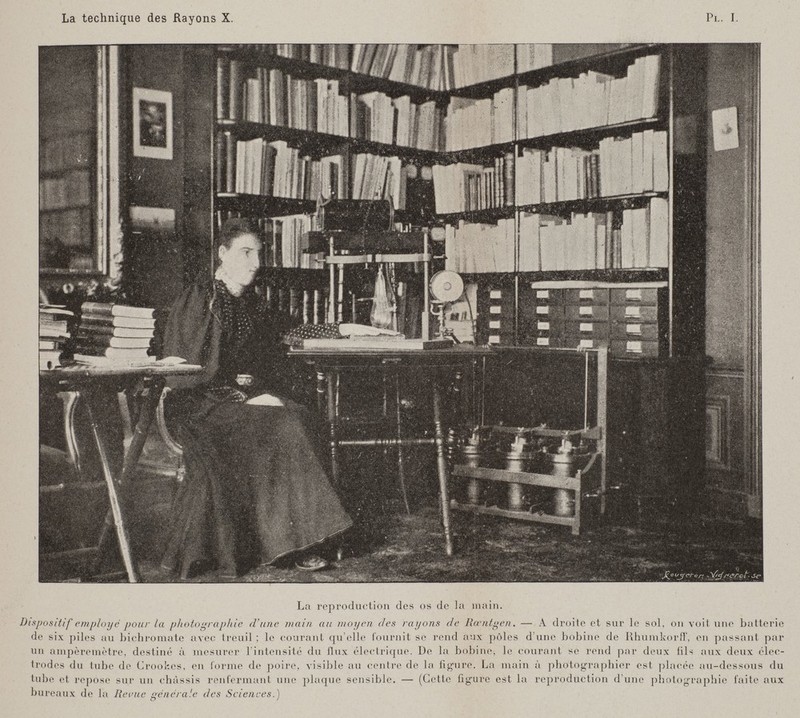 La reproduction des os de la main. Dispositif employé pour la photographie d'une main au moyen des rayons de Rœntgen. — A droite et sur le sol, on voit une batterie de six piles au bichromate avec treuil ; le courant qu'elle fournit se rend aux pôles d'une bobine de Rhumkorff, en passant par un ampèremètre, destiné à mesurer l'intensité du flux électrique. De la bobine, le courant se rend par deux fils aux deux élec- trodes du tube de Crook.es, en forme de poire, visible au centre de la figure. La main à photographier est placée au-dessous du tube et repose sur un châssis renfermant une plaque sensible. — (Cette figure est la reproduction d'une photographie faite aux bureaux de la Revue générale des Sciences.)