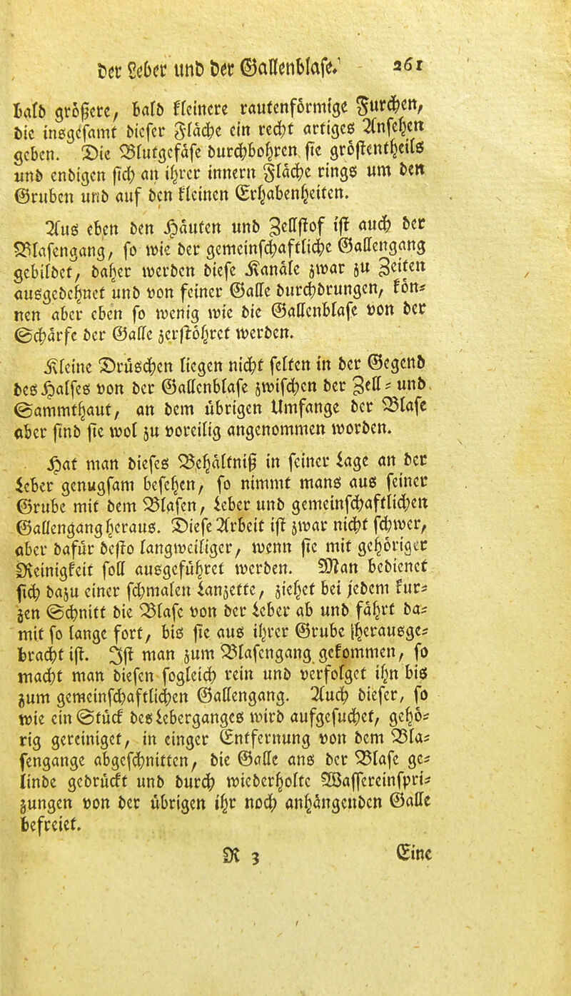 t)er 8*6« tm& öer ©aflenMafeV 26 r bafb größere, bafo ffeinere rautenförmige $ur#en, Die inggefamt biefer gfadfce ein red;f artige* SCnfefcett geben. S)te 25fatgcfäfe burdjbofcren, fte groffentfcetl* unb cnbigen ftd) ärt iljrcr innern §tad?e rings um ben ©ruben unb auf ben flehten Habenseiten. 3fu€S eben ben Jpaufen unb BCUW iff au# 5er Sttafengang, fo wie ber gemcinfcljaftltcfcc (Mengana, gebifoef', bafcer werben biefe banale jwar ju Seiten ausgebeutet unb von feiner ©alle burc^brungen, fon* neu aber eben fo wenig wie bic ©allenMafe »Ott ber (Scharfe ber ©äffe je.rßößref werben. steine ©rügten Hegen nict>f fetten in ber ©egenö be*£alfes fcon ber ©attenblafe jwife^cn ber >M' unb> ©ammt^aut, an bem übrigen Umfange ber Sftafe aber jmb jte wot ju voreilig angenommen worben. £af man biefes SSefjälfntfj in feiner iage an ber icber genugfam befcJjen, fo nimmt mang aug feiner ©rubc mit bem Olafen, leber unb gemeinfc^aftlid;en ©aüengangfjcraus. SDtefc Arbeit tft jwar nifyt fdjwer, aber bafür bejTo langweifiger, wenn jte mit gehöriger Sfotnigfeit foCf ausgefü^ret werben. £9tan bebienet ftd; baju einer fifcmafen ianseffe, sieget bei j'etem Hu jen ©c^nitt bie SStafc fcon ber ieber ab unb fd^rf ba* mit fo lange fort, big fte aug %er ©rube fteraugge* bracht ift. 3|t man jum SHafcngang gefommen, fo mafyt man tiefen fogletd? rein unb verfofget ifn biö jum gemeinfe^aftticien ©atfengang. 2Cu# tiefer, fo wie ein<3tucf teglebergangeg wirb aufgcfucfyer, gefo* rig gereinigef, in einger (Entfernung von bem 331a* fengange abgcfcfytitten, bie ©ade an* ber 23Iafc gc* linbe getrüeft unt turefy wiederholte SBaffcreinfprt* jungen von ter übrigen $r noef) anhängenden ©alle befreiet. SK 3 ©nc