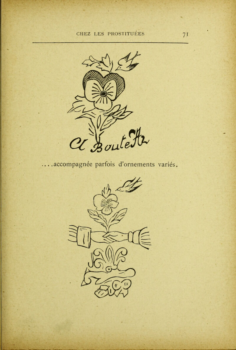 .accompagnée parfois d'ornements variés.