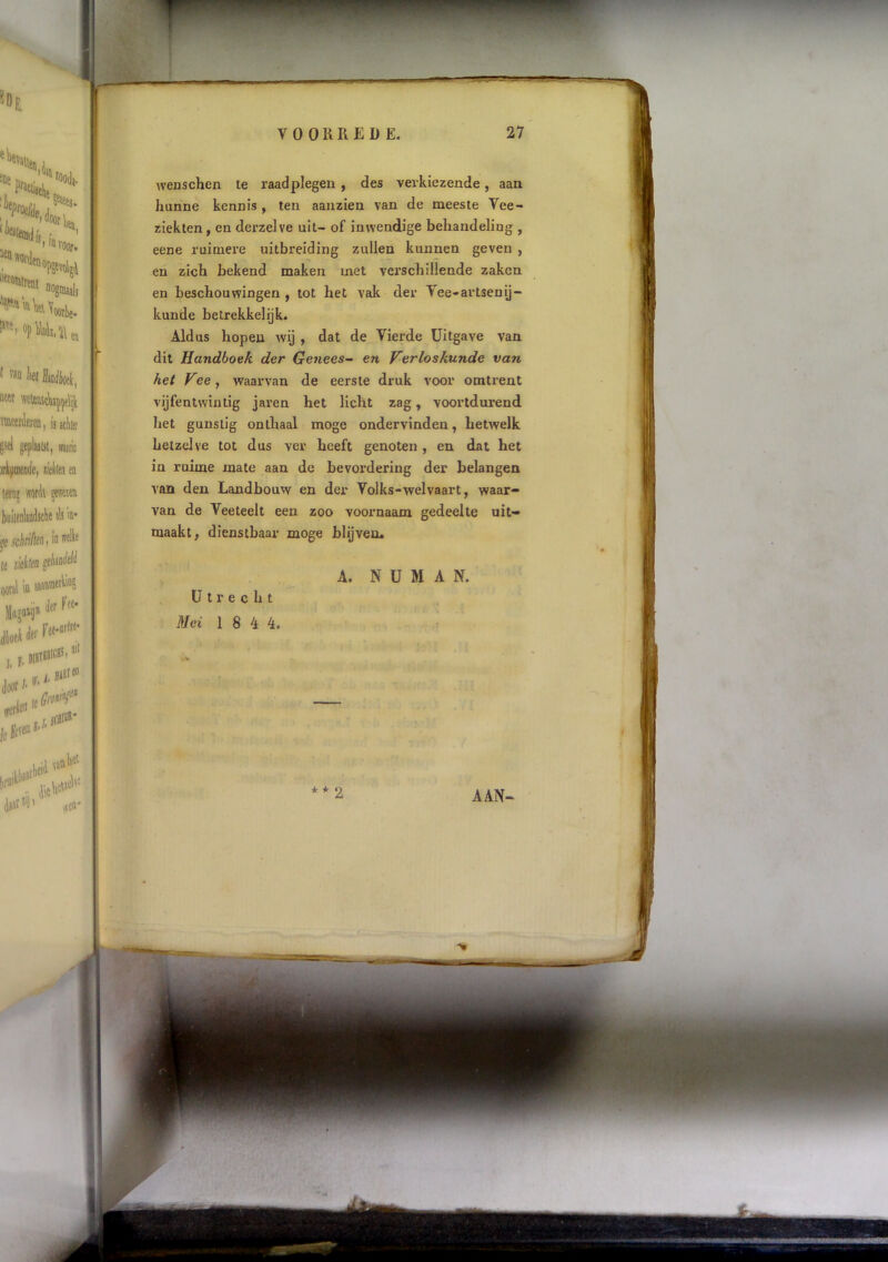 ■ Miiin nf ! «■HUI VOORREDE. 27 weaschen te raadplegen , des verkiezende, aan hunne kennis , ten aanzien van de meeste Vee- ziekten, en derzelve uil- of inwendige behandeling , eene ruimere uitbreiding zullen kunnen geven , en zich bekend maken met verschillende zaken en beschouwingen , tot het vak der Vee-artsenij- kunde belrekkelijk. Aldus hopen wij , dat de Vierde Uitgave van dit Handboek der Genees- en Verloskunde van hel Vee, waarvan de eerste druk voor omtrent vijfentwintig jaren het licht zag, voortdurend het gunstig onthaal moge ondervinden, hetwelk hetzelve tot dus ver heeft genoten , en dat het in ruime mate aan de bevordering der belangen van den Landbouw en der Volks-welvaart, waar- van de Veeteelt een zoo voornaam gedeelte uit- maakt , dienstbaar moge blijven. A. N ü M A N. Utrecht Mei 18 4 4. ' 1 j aan-