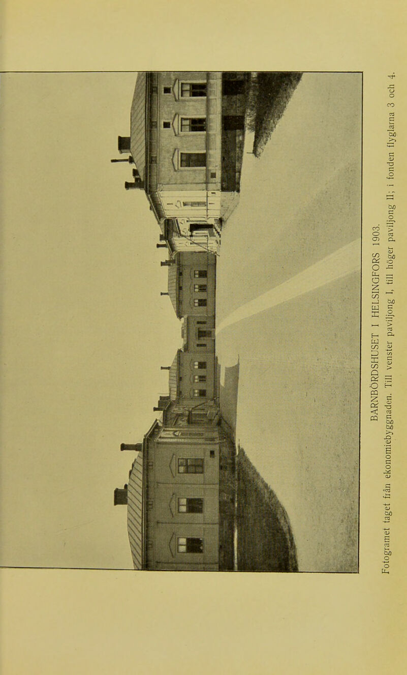BARNBÖRDSHUSET I HELSINGFORS 1903. Fotogramet taget från ekonomiebyggnaden. Till venster paviljong I, till höger paviljong II; i fonden flyglarna 3 och -1
