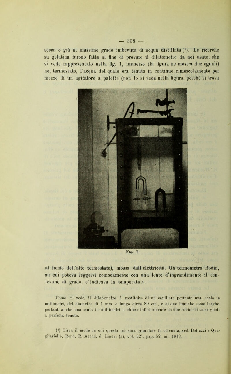 — yo8 — secca 0 già al massimo grado imbevuta di acqua distillata (*). Le ricerche su gelatina furono fatte al line di provare il dilatometro da noi usato, che si vede rappresentato nella fig. 1, immerso (la tigura ne mostra due eguali) nel termostato, l’acqua del quale era tenuta in continuo rimescolamento per mezzo di un agitatore a palette (non lo si vede nella figura, perchè si trova Fio. 1. al fondo dell’alto termostato), mosso dall’elettricità. Un termometro Bodin, su cui poteva leggersi comodamente con una lente d’ingrandimento il cen- tesimo di grado, c’ indicava la temperatura. Come £Ì vede, il dilatometro è costituito di mi ca]>illare jiortaiite mia scala in millimetri, del diametro di 1 mm. e lmig;o circa 80 cm., e di due braiiclie assai larfflie. portanti anche una scala in millimetri e cliiuse inferiormente da due rubinetti smerigliati a ])erfetta tenuta. (') Circa il modo in cui questa miosina granulare fu ottenuta, ved. lloltazzi e Qua- gliariello, Rend. R. Accad. d. Lincei (.'>), voi. 22“, )iag. .52, an. 191.‘5.