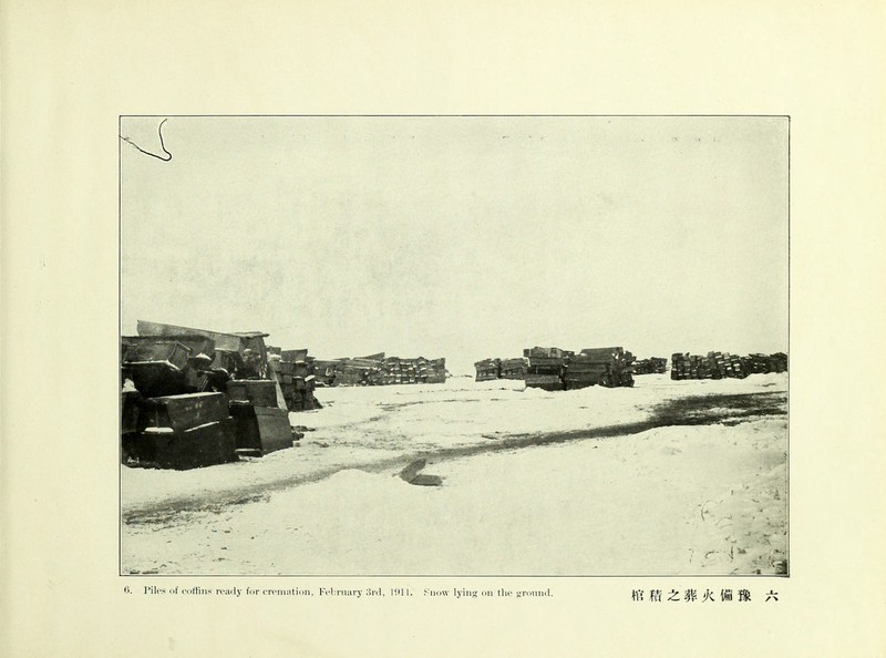 〔)'Piles of coffins ready for cremation, February 3rd, 1911. Snow lying 0n the ground. 棺精之葬火備豫