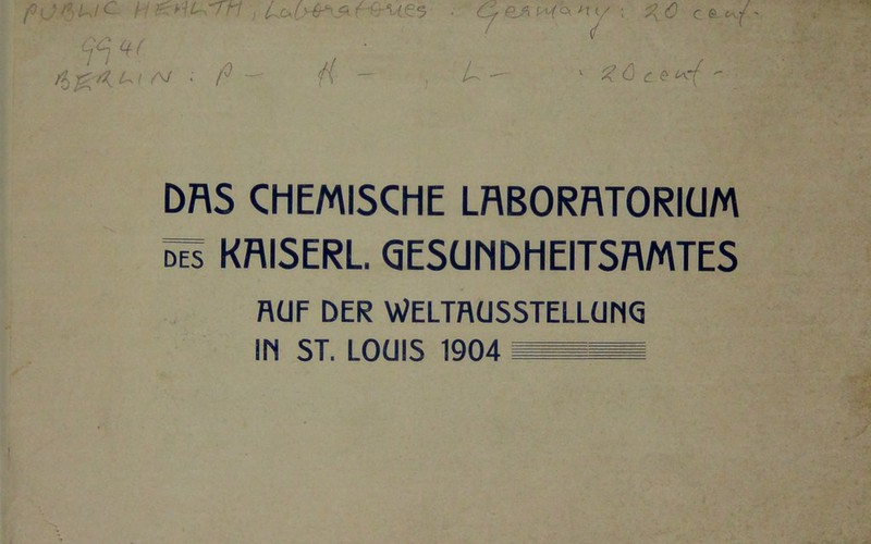 f)oftuic //} fr-rues - c*e*w'an</ ; ^ c® *./■ ' / 7T u( ri£Ai~' r-J • ^ u S? <3 je DRS CHEMISCHE LRBORRTORIUM 55 KRISERL. GESUNDMEITSRMTES RUF DER WELTRUSSTELLUNQ m ST. LOUIS 1904