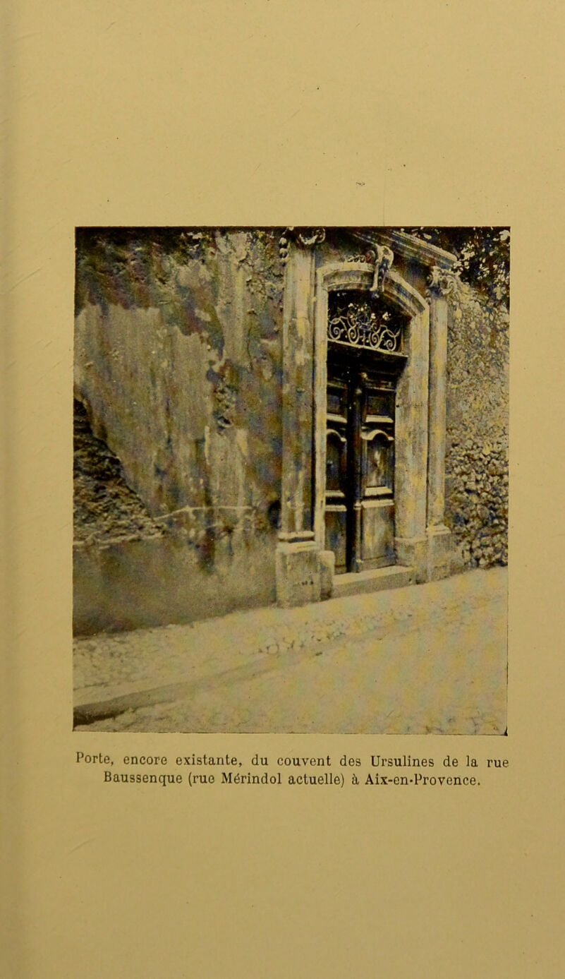 Porte, encore existante, du couvent des Ursulines de la rue Baussenque (rue Mérindol actuelle) à Aix-en-Provence.