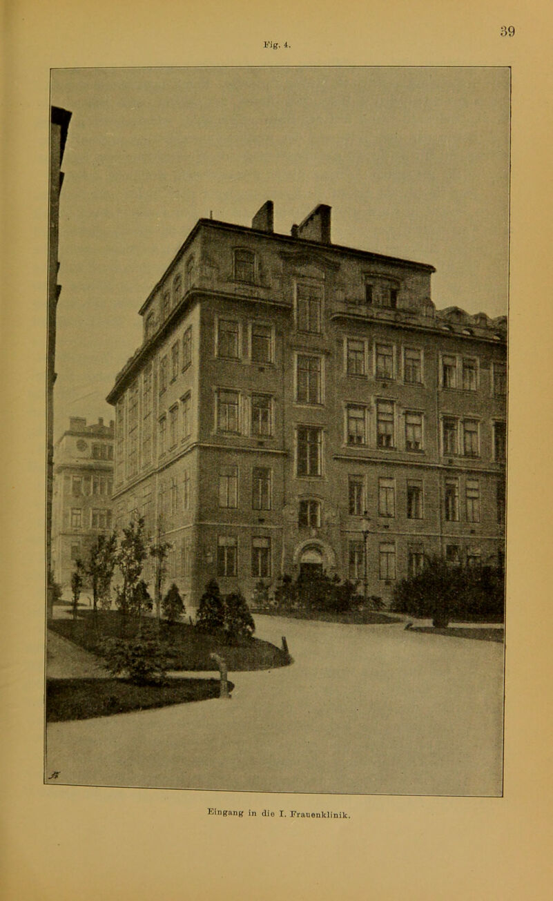 Fig. 4. Eingang in dio I. Frauenklinik