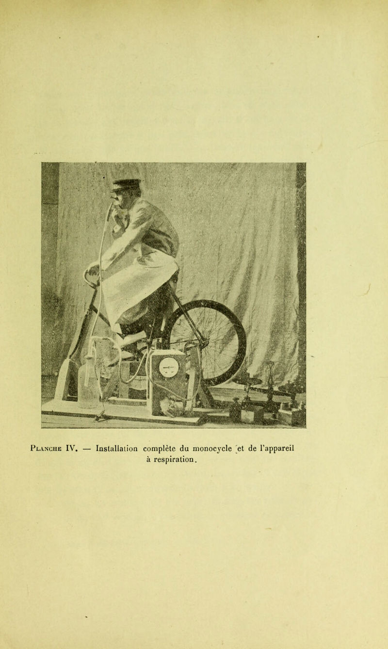 Planche IV. — Installation complète du monocycle et de l’appareil à respiration.