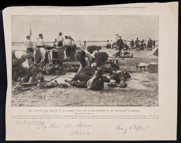 The Japanese army surgeon in his element : first aid to the wounded in the Manchurian battlefield / Photo-Nouvelles Agency.