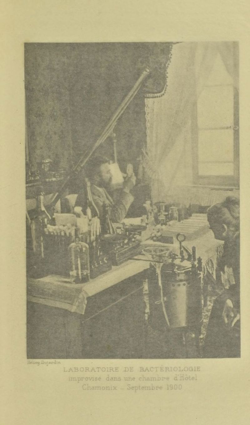 Heuogüujsixitn LABORATOIRE DE BACTERIOLOGIE improvise dans une chamane aXlo'ei Chamomx Septembre 1900