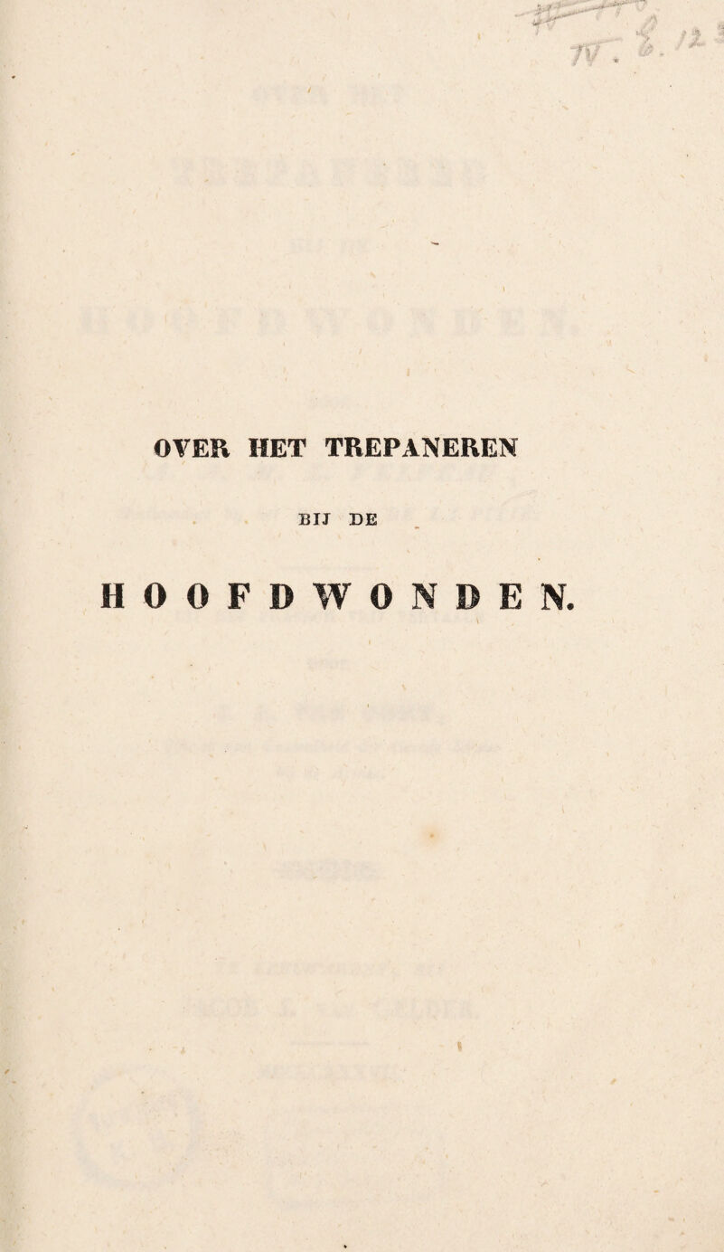 18 het overige zal ik bier nog bijvoegen, dat Rouhault f welke aan de wederherstelling van ontbloote beende¬ ren geloofde, door Tenon niet zoo volkomen over¬ tuigend is tegengesproken geworden, als men dit wel algemeen denkt. Ik heb in het hospitaal St. An- thonie tweemalen . en in dat van de la Pitié drie¬ malen de ontbloote bekkeneelsbeenderen , welke ge¬ durende tien tot veertien dagen met den etter in aanraking waren , door vleeschgroeijing zien bedekken en een lidteeken vormen, zoodat de zieken na ver¬ loop van eene week volkomen hersteld het gesticht weder verlieten : dit is overigens een verschijnsel, hetwelk niet zeer zeldzaam is , en hetwelk ik mede bij andere beenderen heb waargenomen. Het scheen¬ been , de neusbeenderen en de vingerleden , hebben mij hieromtrent een vrij groot aantal voorbeelden verschaft, welke het mij spijt, hier niet te kunnen mededeelen. Na dit alles zoude men dwaas doen zich hierover te verwonderen, want veel dieper gelegene beenver- stervingen kunnen in het midden van de zachte deelen verdwijnen, en niet dan zeer flaauw de hee- ling der wonde tegenwerken. Bij andere zieken kwam hetzelfde bewijs voor, na de afzetting van het been % bij twee bleven het uiteinde van het kuitbee n, bij één de hoek van het scheenbeen , en bij den vierden de oppervlakten der beide beenderen, gedurende meer dan acbt dagen, zigtbaar verstorven, daarna lieten zij zich langzamerhand door celachtige aan- groeijingen insluiten , en vertraagden op geene wijze de genezing der stomp. Eene onlangs gedane afzet¬ ting van den arm, heeft mij in staat gesteld hetzelfds