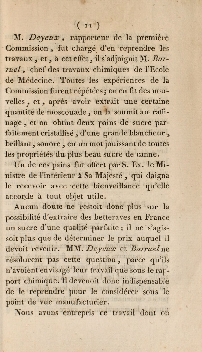 heure. Le fourneau A est enfoncé en terre jusqu’à la ligne xsc, afin que la chaudière à vapeurs ne soit pas trop haute, a est le cendrier dans lequel on laisse toujours un passage libre à l’air, b b est un canal ménagé pour laisser aussi un passage à l’air qui doit alimenter le foyer. On recouvre ce canal de planches qui ne joignent pas hermétiquement; c est l’ouver¬ ture du foyer, et qui seit à introduire le combus¬ tible; de chaque côté du fourneau sont les murs ed sur lesquels on fixe des solives d’un bois dur, au moyen de bandes de fer. On élève à l’autre extrémité du diamètre des cuves bb , fig. 21 , deux semblables murs fgy fg, qui se trouvent parallèles avec les murs de, de, et qui reçoivent comme eux les solives llll. Ces solives doivent toutes avoir au milieu un creux demi-circulaire ou crapaudine dans laquelle sont placés les axes ab,ab de la fig. 21. On voit dans cette figure 24, aux deux côtés dufourneau, les chau¬ dières ii dont les axes se trouvent dans les crapau- dines //; on voit sur le devant, immédiatement au- dessus de la vis, le tuyau k de la fig. 20, surmonté de l’autre tuyau mobile hik de la figure ig. Sous chaque chaudière on met sur le devant, au milieu , une espèce de tréteau composé de deux montans courts mu y mn emboîtés dans une solive inférieure o/?, et affermis par des étrillons : qr est un fort mor¬ ceau de bois au milieu duquel 011 a formé un écrou qui reçoit la vis s. Le bâton ue sert à faire monter ou descendre la vis, et passe par sa tête t; cette vis doit seulement toucher le fond de la cuve i, lorsqu’il est horizontal. Par derrière, le bord de la cuve t est supporté au même niveau par