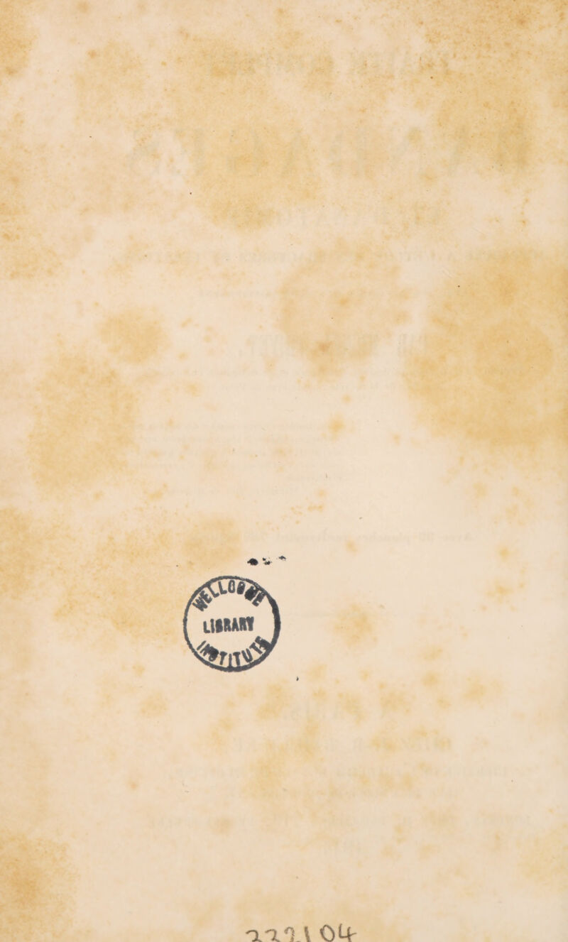 — 323 la position qu’elle avait au moment de l'accident : de cette manière, le cubitus ne s’oppose pas aux tractions ; un second aide résiste sur le bras; pendant ce temps, le chirurgien presse de haut en bas sur le bout supérieur du radius, puis, quand le moment est venu, il le pousse en arrière en flé¬ chissant aussitôt l’avant-bras sur le bras. La réduction est quelquefois impossible à obtenir ; en effet, sur sept malades, S. Ast. Cooper n’a pu réussir que deux fois : la première fois, c’était chez un tailleur qui eut une syncope au moment où il fit des tentatives de réduction ; la deuxième fois, le ma¬ lade fut placé sur un sofa, sur le dossier duquel le bras fut fléchi ; alors, l’humérus étant ainsi retenu par le sofa, il fit l’extension de la main1 en faisant en sorte de ne point agir sur le cubitus, et le radius rentra en quelques minutes dans sa place. M. Gerdy ayant fait asseoir son malade, un aide saisit l’humérus un peu au dessus du coude, et le maintint immo¬ bile; un second aide s’empara de la main qu’il ramena à une supination modérée, et sur laquelle il exerça des tractions médiocres, en même temps qu’il l’inclinait vers le bord cu¬ bital; profitant de ces efforts, il refoula, avec les deux pou¬ ces, la tête du radius en arrière et en dehors, tandis que ses doigts fléchis soutenaient la partie postérieure de l’articula¬ tion et prenaient sur elle un point d’appui. 410. Appareil pour mainlenir la luxation réduite. Après avoir fléchi à angle droit l’avant-bras sur le bras, l’on place une compresse graduée en avant, sur le point où le radius a de la tendance à se déplacer; par dessus l’on place une at¬ telle, puis une seconde en arrière que l’on sépare du mem¬ bre au moyen d’une compresse mince, puis bon maintient le tout par des tours de bande comme dans la fracture des os de l’avant-bras à peu près. 411. Luxation latérale du radius. S. À. Cooper rapporte l’observation d’un homme âgé de vingt-cinq ans, qui, ayant fait treize ans auparavant une chute de cheval dans laquelle