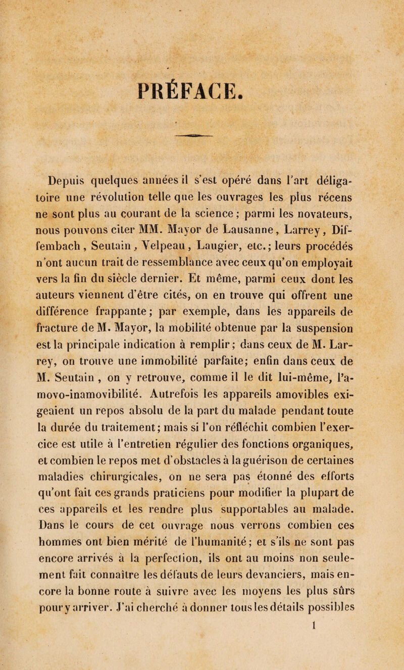 377 — les cuisses et du côté malade, on le fixe à un anneau scellé dans un mur; cela fait, le chirurgien place le membre dans une double flexion, puis attache un bracelet le plus large pos¬ sible au dessus du genou (pl. 10, fig. 78), et le confie à deux moufles dont le supérieur est fixé au plafond ou au mur, de manière à conserver au membre sa position demi-fléchie et le genou tourné en dedans ; une fois les tractions suffisamment exécutées, le chirurgien fait éprouver à la cuisse un mouve¬ ment de rotation en dehors, pendant qu’un aide appuie sur la tête de l’os de manière à la porter vers sa cavité. Dans celte circonstance, le reste de la capsule, intact, sert encore de gouvernail et entraîne quelquefois, malgré les tractions mal dirigées, la tête dans son lieu naturel. Si le chirurgien juge l’emploi des moufles inutile, il pourra monter sur la table et faire l’extension avec ses mains et placer de chaque côté de la jambe (pl. 55, fig. 444), une longue attelle qu’on fixera par des tours de bande; de cette manière, on agit par une double manivelle, à l’instar d’une grosse vrille de charpentier, sur le fémur que l’on tourne en dehors: ce moyen a élé proposé parM. Mayor. Le même chirurgien a proposé le manche à balai pour remplacer les moufles dans la luxation de l’épaule (pl. 48, fig. 363) ; on pourrait très bien s’en servir dans celle de la cuisse, en le passant dans l’anse d’une nappe attachée au plafond ou au ciel du lit; cette nappe servant de point d’appui au bâton, il agirait par le mécanisme d’un levier du premier genre (pl. 56, fig. 445). M. Mayor se sert encore de son réducteur à échelons dont nous avons parlé à propos de la luxation scapolo-humérale (350, pl. 48, fig. 364), seulement il ajoute une poignée sem¬ blable à celle d’une béquille, qui sert à fixer le bassin (pl. 56, fig. 446). J’ai essayé, dans mes cours, cette simple et ingé¬ nieuse machine, mais elle presse toujours douloureusement sur le bassin, malgré toutes les précautions que l'on prenne pour prévenir la pression, en appliquant préalablement des