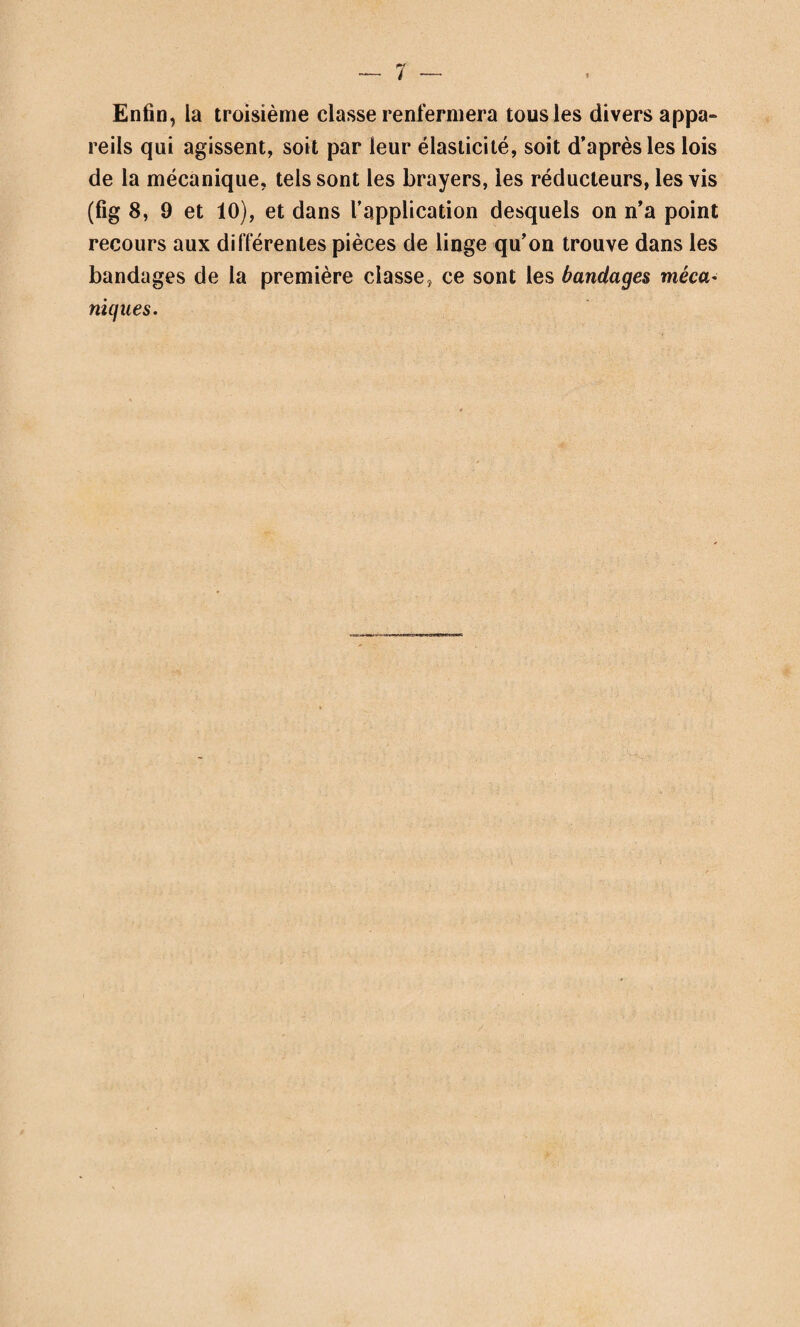 979 transparent, vide et flasque. Les intestins grêles sont affais¬ sés, mais contiennent une notable quantité de méconium très bien conservé ; le gros intestin, en quantité plus considérable. La rate, les reins sont bien conservés, et ne présentent rien d’extraordinaire. Le diaphragme est à l’état sain. Dans le bassin est un utérus rouge, bien conformé, ayant, comme à l’état normal, ses ligamens et ses deux ovaires. La vessie ne paraît contenir aucun liquide. 8U Les extrémités disséquées font voir que les muscles ont conservé leur flexibilité, leur teinte rose, et qu’ils ne diffèrent en rien de ceux d’un enfant qui vient de naître. Les artères, veines et nerfs présentent tous leurs caractères normaux; toutes ces parties sont unies par un tissu cellulaire assez chargé de graisse, mais n’offrant rien de particulier, si ce n’est peut-être une grande densité. 9° Les os, quoique étant généralement moins longs que ceux d’un enfant à terme, sont plus épais, leur consistance paraît plus grande; les épiphyses, quoique n’étant pas réunies, sont cependant plus fortement appliquées aux os qu’à l’état normal. Celles des métacarpiens et des phalanges sont seu¬ les réunies à la main droite ; celles de la main gauche ne le sont que partiellement. Deux ans après, au mois de janvier 1841, je trouvai sur un de mes cadavres à l’Ecole pratique, un kyste du volume du poing qui était logé dans la fosse iliaque interne gauche d’une femme de trente ans environ ; il était recouvert par l’S du coion, et adhérait fortement à cet intestin. Je n’ai pu savoir précisément s’il tenait aux annexes de l’utérus, de l’o¬ vaire en particulier, attendu que l’autopsie avait été faite et que tous les viscères du bassin avaient été enlevés; cepen¬ dant je pense qu’aucune adhérence n’existait, car on ne voyait point de traces d’incision qui pût la faire soupçonner. En ouvrant le kyste (pl. 99, fig. 758), je trouvai un peloton de cheveux de la grosseur d’un œuf de poule; les plus longs
