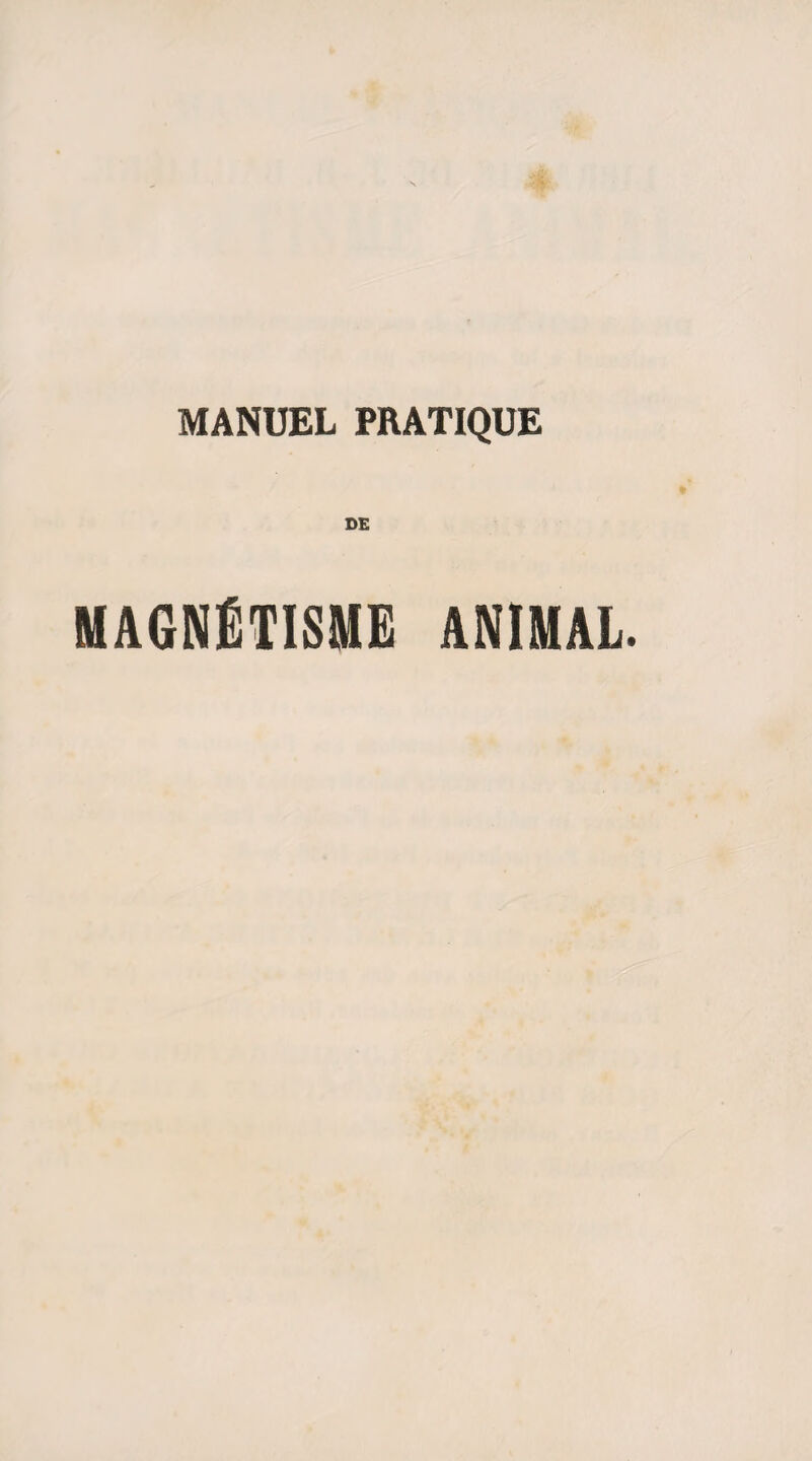 plusieurs plaisanteries qui les font rire tous les deux, et ont probablement pour effet de retarder l’instant du sommeil. Enfin elle dort, et tout le monde est attentif; M. le docteur Frapart surtout (rendons- lui cette justice en passant), M. Frapart, que l’on pourrait croire aveuglé par son enthousiasme, est en matière de magnétisme plus circonspect et plus défiant qu’un incrédule. Comme, en définitive, il y a toujours quelque chose d’équivoque dans l’emploi des bandeaux quels qu’ils puissent être, nous décidons à l’unani¬ mité que nous renonçons désormais à en faire usage, et que nous leur substituerons une simple feuille de papier ou de carton, tenue par l’un de nous de ma¬ nière à ce qu’elle soit interposée entre l’objet à distin¬ guer et les yeux de la somnambule; MM. Frapart et Latour s’acquittent à tour de rôle de cette fonction. Pour la première fois, Mme Hortense a la conscience de son état et comprend ce qu’on exige d’elle alors qu’on la prie de lire; mais elle ne possède pas encore la juste appréciation de ses moyens; elle promet quelquefois plus qu’elle ne peut tenir, et s’engage par exemple à lire alors que son degré de lucidité ne le lui permet pas encore. D’ailleurs la vision à travers un cahier de papier est une expérience nou¬ velle et à laquelle elle a besoin de s’exercer un peu. Cependant nous l’essayons. Madame ***, dont les mains ne touchent ni le cahier de papier blanc, ni