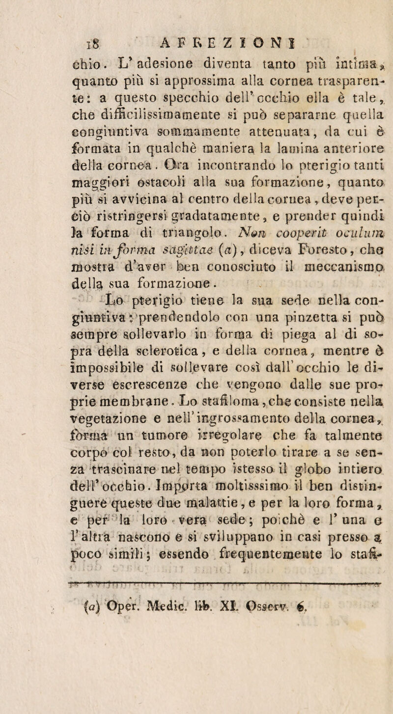 si era fatto strada . All’istante in cni rientra il capo del femore iu questa cavità , ne cac¬ cia l’aria con strepito, scema il dolote, e ri¬ cupera il membro insieme alla sua naturai lunghezza, il libero esercizio dei suoi muo¬ vimene . Si previene la recidiva facendo tenere le cosce ravvicinate mercè nua legatura pratica¬ ta al di sopra dei ginocchi: si praticano dei salassi ed il bagno tepido, e si applicano sul fianco dei cataplasmi ammollienti . E* sempre prudenziale che il malato si tenga in riposo, e che non eserciti per molti giorni la ma¬ lata articolazione ; la quale si manterrà per lungo tempo più debole di quella dell’ altro lato, perchè il ligamento interno che sempre si rompe, menoehè nelle lussazioni in basso ed in dentro, si riunisce difficilmente. Lo zoppicamento, la disparizione della cavità cotiloide , il formarsi di una nuova ar¬ ticolazione, o il conglutinarsi solidamente la testa dei femore colla porzione ossea contro la quale si è portata , l5 atrofia, e ]’ atonia del membro ammalato, sono le conseguenze delle lussazioni del femore non ridotte. 6, Situata la rotula sul davanti dei con¬ dili del femore, ella può scendere sotto di essi, o montare al di sopra, e può portarsi all’indentro o all’infuori della puleggia arti¬ colare che separa anteriormente queste due eminenze . Nascono di qui quattro specie di lussazioni delle quali vuoisi la rotula capace.