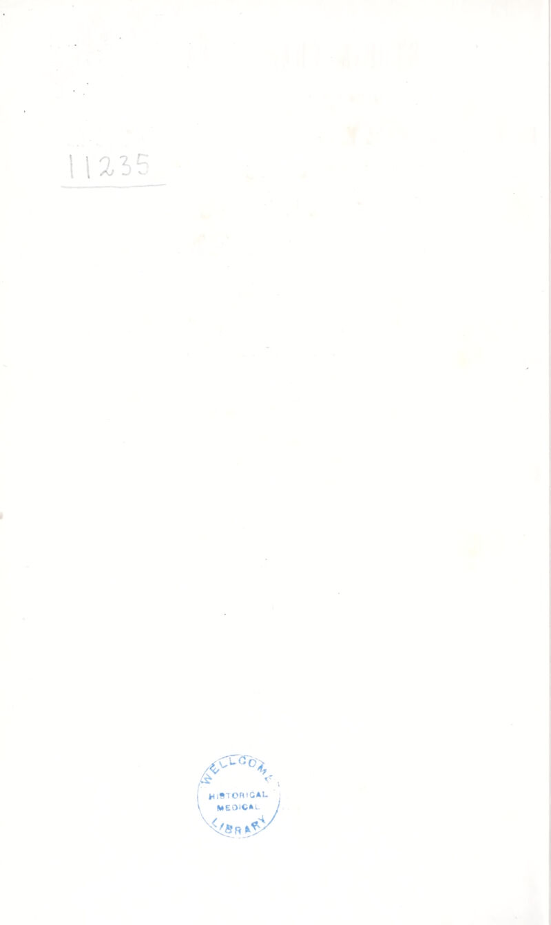 slituzione epidemica era una feb- bre'pinfiammatoria, die Tommaso Svdenham trattò assai felicemente coi salassi e coi rinfrescanti (1), senza entrare in ipotesi sulla causa prossima della medesima. Intanto Natanaele Hodges, altro medico di Londra, pubblicò una descrizione della stessa peste, disapprovando le missioni di sangue e i rinfrescanti, e raccomandando in lor luogo die¬ tro i principi della teoria chimiatri- ca. i sali volatili (2). Egli attribuisce questa malattia alle particelle aeree nitrose corrotte, elf esalano dal cen¬ tro della terra e spargonsi per l'at¬ mosfera (3). Tali particelle nitrose promuovono durante la primavera l'incremento delle piante, toslocbè il calore solare agisce sulla terra e sviluppa que'principj salini (4). Le pioggie e i venti corrompono bene spesso le indicate particelle nitrose, le quali secondo Majow costitui¬ scono il vero principio vitale del mondo organico, e per tal modo ge¬ nerano la febbre, producendo una egual corruzione degli spiriti ani¬ mali ad esse affini (5). Conviene in¬ teramente con questa teoria fauto¬ re d'una piretologia, che attorno a quest'epoca vide la pubblica luce in Londra (fi), e che appartiene forse allo stesso Hodges poc'anzi citato. Giusta le asserzioni dello scrittore anonimo tutti i viventi traggono la 67 loro origine e dal nitrio teirestre e dal calore solare (7)*, il nitro, me¬ diante la sua elasticità, agevola il movimento del sangue, che dipen¬ de, anziché da una fermentazione, da una confricazione mutua interna de'minimi globetti del sangue me¬ desimo (8). La febbre poi consiste in un'alterazione del movimento del cuore, cagionata da materie etero¬ genee mescolate col fluido circolan¬ te (9). Le febbri continue differisco¬ no dalle intermittenti, in quanto che nelle prime ha luogo un sem¬ plice ebollimento, e nelle altre una vera fermentazione (io). Nel rima¬ nente si conserva la patologia umo¬ rale degli antichi dogmatici, ove si ripetono le febbri quotidiane dalla pituita, le terzane dalla bile sulfu¬ rea, e le quartane da acrimonia aci¬ da nella milza ( 1 1 ). Contemporaneamente insorse una controversia sul metodo curativo della regnante malattia epidemica, tra Giorgio Thomson ed Arrigo Stubbes. Il primo, zelante chimia- trico, rigettò il salasso e i medica¬ menti rinfrescanti, appoggiato agli argomenti d'Elmonzio (12). Stubbes poi sostenne il salasso, conoscendo per esperienza, che il corpo umano può tollerare una perdila conside¬ revole di sangue, senza gran detri¬ mento della propria salute ( i3). 81. Uno de'più ragguardevoli op¬ ti) SvDF.NHAM opp \<>1. I. p. f>5. no Gcnev. 4- 17^9 (2) Aoip.o).oyi’y, s. pesìis nuperae narrai io liistorica, p. 1 ('»8. - 188 homi. 6. in72. (3 Ivi p. 45 (4! Ivi p. 4fi. (5) Ivi p. 5o. f>8. (0) rivpeTO/oyta, or .1 history of feavers, 8. homi (7) Ivi p. 38. (8) Ivi p. 28. (9) Ivi p. 8. (10) Ivi p. 5o. (11) Ivi P 123 I 5o (12) Thomson /ottto/oyt'y, or fhe p<»st unafojniznt. 12 Lon<t lòfi”». ùuzTizptz s. vera melhotlns < onsci vand\ s 1 ngiiinrin in s ia interrii i't\ 8. Lnini. ifiyo. ( 13) S'i UDiiE'i epis'olarv discourse concernili pldobotomy. \ Lnnd. Uìyi,