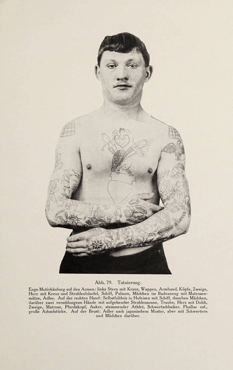 Enge Motivhäufung auf den Armen: links Stern mit Kranz, Wappen, Armband, Köpfe, Zweige, Herz mit Kreuz und Strahlenbündel, Schiff, Palmen, Mädchen im Badeanzug mit Matrosen¬ mütze, Adler. Auf der rechten Hand: Selbstbildnis in Hufeisen mit Schiff, daneben Mädchen, darüber zwei verschlungene Hände mit aufgehender Strahlensonne, Traube, Herz mit Dolch, Zweige, Matrose, Pferdekopf, Anker, stemmender Athlet, Schwertschlucker, Phallus usf., große Achselstücke. Auf der Brust: Adler nach japanischem Muster, aber mit Schwertern und Mädchen darüber.