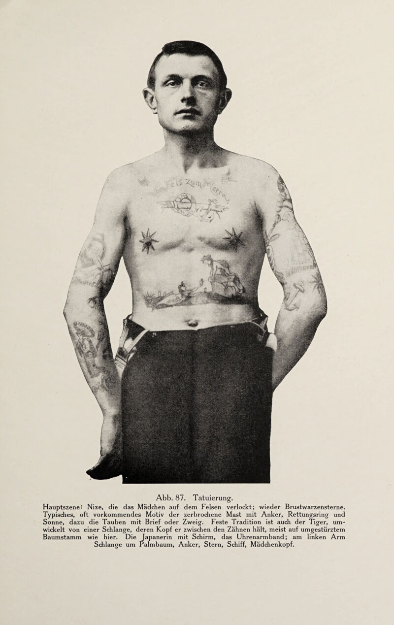 Hauptszene: Nixe, die das Mädchen auf dem Felsen verlockt; wieder Brustwarzensterne. Typisches, oft vorkommendes Motiv der zerbrochene Mast mit Anker, Rettungsring und Sonne, dazu die Tauben mit Brief oder Zweig. Feste Tradition ist auch der Tiger, um¬ wickelt von einer Schlange, deren Kopf er zwischen den Zähnen hält, meist auf umgestürztem Baumstamm wie hier. Die Japanerin mit Schirm, das Uhrenarmband; am linken Arm Schlange um Palmbaum, Anker, Stern, Schiff, Mädchenkopf.
