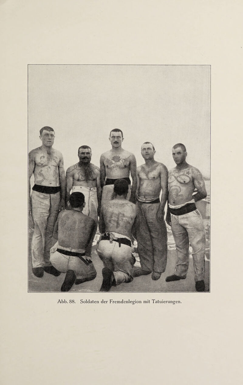 Abb. 88. Soldaten der Fremdenlegion mit Tatuierungen
