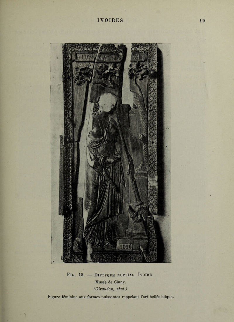 Fig. 18. — Diptyque nuptial. Ivoire. Musée de Cluny. (Giraudon, phot.) Figure féminine aux formes puissantes rappelant l’art hellénistique.