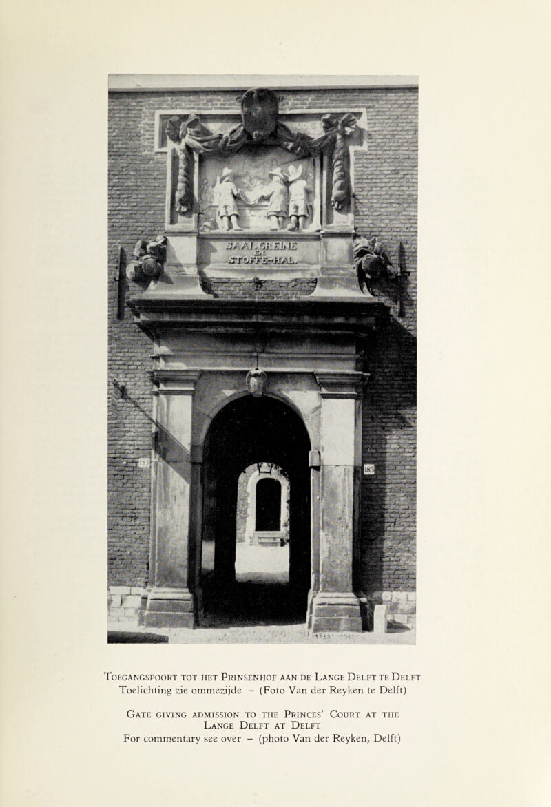 Toegangspoort tot het Prinsenhof aan de Lange Delft te Delft Toelichting zie ommezijde - (Foto Van der Reyken te Delft) Gate giving admission to the Princes’ Court at the Lange Delft at Delft For commentary see over - (photo Van der Reyken, Delft)