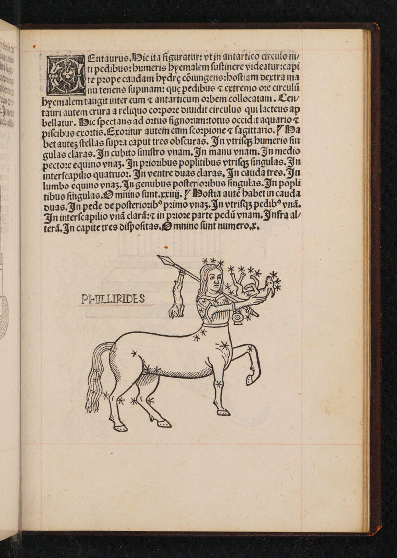 | MAIS | d x ^ J jum TM Ann S. Mh «ut NT sua entdurue.IBic ita figuratur: vtin antartico circulo nm TES | tipedibue: bemerie byemalem fuftinere videatur:capt AUN te pope caudam bydrc cóiungene:boftiam oextra ma PASA nu teneno fupinam: quc pedibue « extremo oze circulü byemalemtaugit inter eum « antarticum o1bem collocatam. ZCei/ tauriqutem crura a reliquo co:poze otuidit circulus quilacteueap bellatur. IBic fpectane ad o:tue fignozum:totue occidit aquario pifcibus ccoztig.f£xozitur autein cam fcospione « fagittario. iba betautes ftellae füpza caput tree obfturas, Síu vtriíqs bumerie fui gulae claras. sin cubito fimftro enam, 3jn manu enam. Sn medio pectoze equino vn35. jn pzíozibue poplitibue vtrifgs fingulas. 3jt interfcapilio quattuoz, 3jn ventre ouas claras, 3n cauda tree. sja lumbo equino vna3. 3n genubus pofteriozibue fingulas. fn popli tibus fingulas.f mnino fünt.xxitj. 7 BSoftia auté babet in cauda ou39. 3jn pede oe pofteriozb? pzimo vna5. 3n vtrifqs pedib? ená. 4Ín interfcapilio end clará:« in pztoze parte pedü vnam. Sínfra aL terá, gu capitetres oifpofitas,f mnino fünt numero,