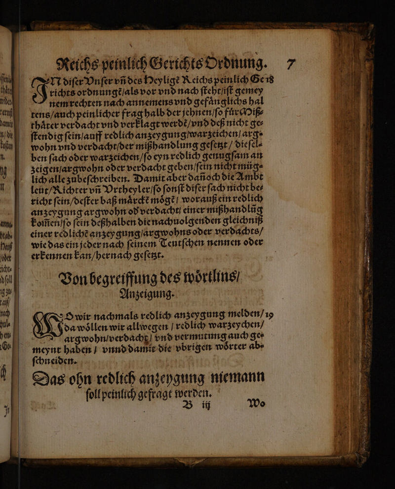 | Ih U th iet en] Lü /d bit N 0 f r e richts ordnungẽ / als vor vnd nach ſtehtſiſt gemey nem rechten nach annemens vnd gefaͤnglichs hal thaͤter verdacht vnd verklagt werdẽ / vnd deß nicht ge⸗ ben fach oder warzeichen / ſo eyn redlich genugſam an zeigen / argwohn oder verdacht geben / ſein nicht müg⸗ lich alle zubeſchreiben. Damit aber dañoch die Ambt richt ſein / deſter baß maͤrckẽ moͤgẽ / wor auß ein redlich anzeygung argwohn od verdacht einer mißhandlů kom̃en ſo fein deßhalben die nachuolgenden gleichnmß einer redlichẽ anzey gungſargwohns oder verdachts / wie das ein jeder nach ſeinem Teutſchen nennen oder erkennen kan / hernach geſetzt. a . Bonbegreiffing des woͤrtlins / 38 Anzeigung. meynt haben / vnnd damit die vbrigen woͤrter ab⸗ Das ohn redlich anzeygung niemann ſoll peinlich gefragt werden. | B ij Wo En