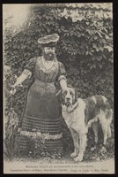 view Madame Delait en promenade avec son chien.