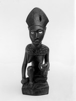 view M0000023: carved figure with child breast-feeding