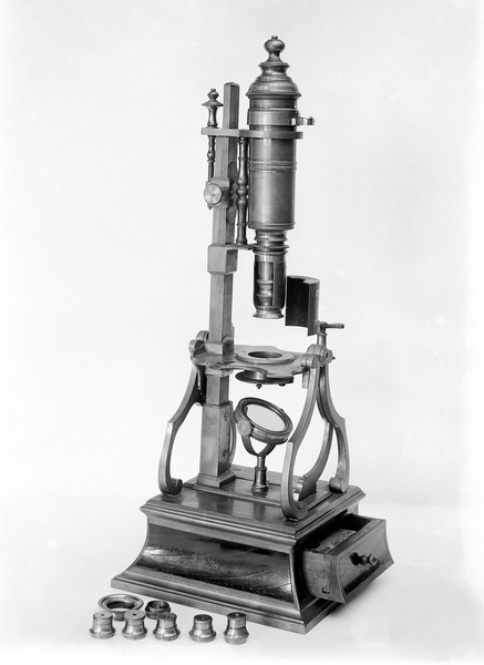 M0000212: Nachet collection: Dellebarre microscope