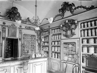 view M0001504: Photograph of the detail of the right-hand side of the interior of a pharmacy in Sorrento, Italy