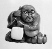 view M0004146EA: Netsuke of a blind musician holding a shamisen / M0004146EB: Netsuke of masseur massaging left arm of a man