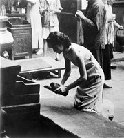 view M0005597: Woman consulting an oracle in a Chinese temple