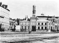 view M0005396: Statue of Edward Jenner in the Place des Bains, Boulogne