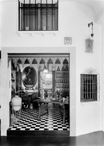 M0006336: 16th Spanish pharmacy, exterior
