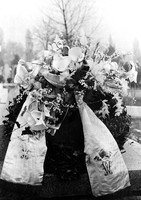 view M0006502: Kaiser Wilhelm's wreath on Joseph Lister's grave