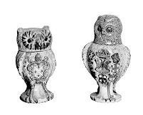 view M0007521: Two owl figures with coat of arms