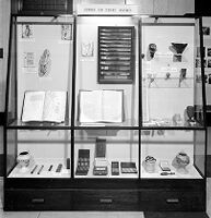 view M0012259: Wellcome Historical Medical Museum exhibition: "The History of Pharmacy": display case