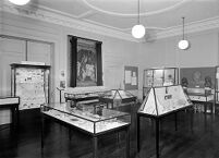 view M0012138: Photograph of a general view of the exhibition Prehistoric Man in Health and Sickness held at the Wellcome Historical Medical Museum, London, in 1951