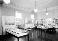 view M0012139: Photograph of a general view of the exhibition Prehistoric Man in Health and Sickness held at the Wellcome Historical Medical Museum, London, in 1951