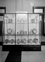 view M0011946: Photograph of a display of drug jars as part of the exhibition History of Pharmacy, held at the Wellcome Research Institution, London, 4 May - 28 September 1951