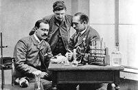 view M0013328: Photograph of Emil von Behring working with colleagues
