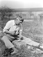 view M0015961: Graver (burin) production, demonstrated by Leon Coutier using side-blow method