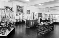 view M0017023: Wellcome Historical Medical Museum: centre section of the 2nd floor gallery, July 1958.